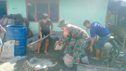 Babinsa Sawahan Ajak Warga Gotong Royong Lewat Kerja Bakti