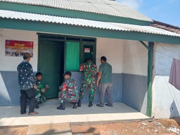 Dalam rangka menyambut HUT TNI ke-80, Babinsa Koramil 0810/05 Sawahan melaksanakan Karya Bakti bedah rumah tidak layak huni