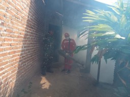 Babinsa Koramil 0810/12 Baron Dampingi Kegiatan Fogging di Desa Jambi