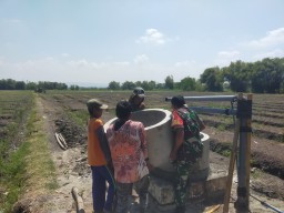 Babinsa Rejoso Bersama Petani Gotong Royong Buat Tandon Air, Dukung Ketahanan Pangan