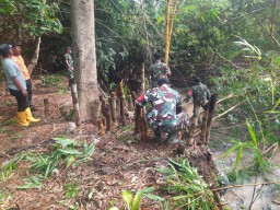 Koramil 0810-02/Bagor Bersama Warga Gelar Kerja Bakti Bersihkan Aliran Sungai di Desa Paron
