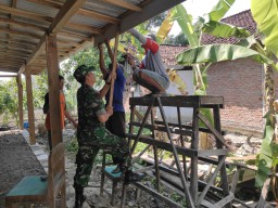 Babinsa Koramil 0810/20 Ngluyu Bersama Warga Gotong Royong Bangun Rumah di Desa Lengkonglor