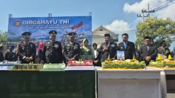 Tumpeng dan Kue Ulang Tahun dari Forkopimda Nganjuk Warnai HUT ke-80 TNI di Kodim 0810/Nganjuk