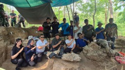 Ketua Umum Persit KCK Tinjau Lokasi Penemuan Fosil Gajah Purba di Nganjuk, Dandim 0810/Nganjuk Dampingi Langsung