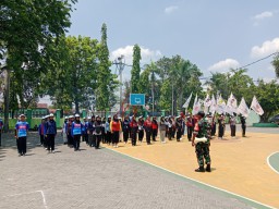 Babinsa Koramil 0810/01 Nganjuk Latih Calon Ketua OSIS dan MPK SMAN 3 Nganjuk