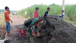 Babinsa Koramil 0810/04 Berbek Bantu Warga Pengecoran Jalan Desa