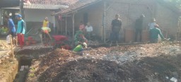 Tanamkan Jiwa Gotong Royong Babinsa Bakau Luangkan Waktu Bantu Warga Bangun Rumah