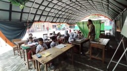 Siswa SDN 2 Jatigreges di Tenda Darurat Pasca Gedung Ambruk