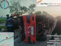 Elf Terguling di Tol Jombang–Mojokerto, 20 Penumpang Asal Madura Luka-Luka