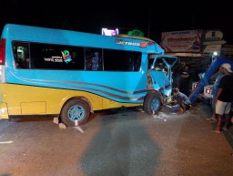 Elf Tabrak Truk Boks di Perempatan Sambong Jombang, 8 Penumpang Luka-Luka