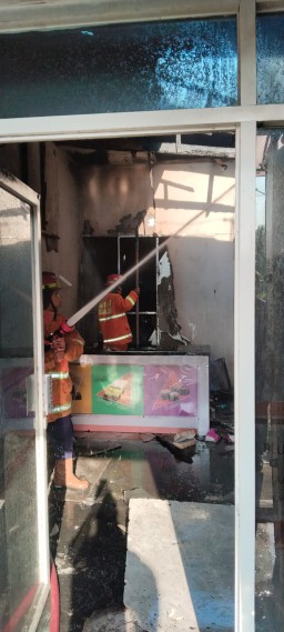 Diduga Akibat Korsleting Listrik, Toko Roti di Tanjunganom Terbakar Hebat, Kerugian Ditaksir Rp200 Juta