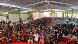 Tingkatkan Gizi dan Kecerdasan Santri, Menteri Trenggono Janjikan 1 Ton Ikan Bulanan untuk Ponpes Mojosari Nganjuk