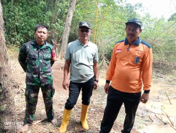Gotong Royong Tanggap Darurat Nganjuk TNI, Polri, dan Warga Bersibaku Bersihkan Sumbatan Kali Widas