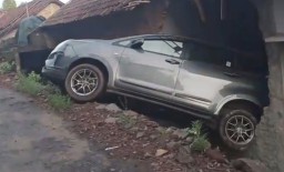 Inova Reborn Masuk ke Rumah Warga Ngetos, Tembok Sampai Jebol