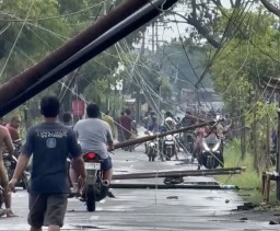 Hujan Disetai Angin Tiang Telkom di Tanjuanom Roboh, Kabel 'Melorot' ke Jalan Raya