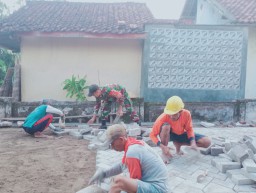 Dukung program pembangunan desa, Babinsa Koramil 0810/02 Bagor bantu pemasangan paving jalan di desa binaan
