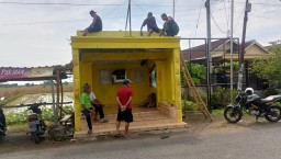 Babinsa Koramil 0810/10 Tanjunganom Bersama Warga Dusun Bendungan Laksanakan Kerja Bakti Perbaikan Pos Kamling