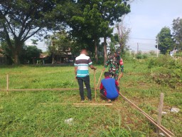 Babinsa Koramil 0810/15 Rejoso Dampingi Pemasangan Boplang Dalam Rangka Pembangunan Koperasi Desa Kelurahan Merah Putih (KDKMP) di Wilayah Binaannya