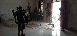 Babinsa Desa Mlorah Melaksanakan Pembersihan Gedung Posyandu yang Ambrol Plavonnya di Wilayah Binaan