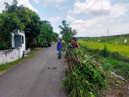 Babinsa Koramil 0810/02 Bagor Gelar Karya Bakti Bersama Warga Desa Karangtengah
