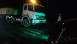 Truk Trailer Tabrak Mobil dan Lampu Merah di Lamongan, Beruntung Tak Ada Korban Jiwa
