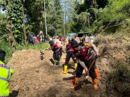 Longsor Tutup Akses Malang–Blitar, Tim Gabungan Kerahkan Alat Berat di Ngantang