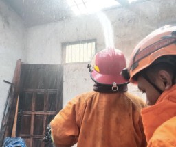 Nekat Merokok Sambil Sedot Bensin, Rumah Warga Kertosono Terbakar, Satu Orang Luka Bakar