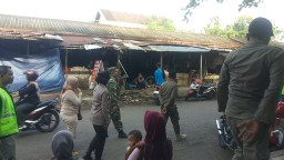 Babinsa Koramil 0810/06 Kertosono Dampingi Penertiban PKL di Pasar Kertosono