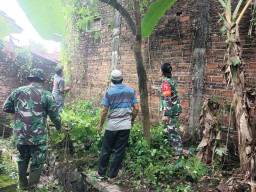 Kerja Bakti Membersihkan Lingkungan, Babinsa Koramil 0810/02 Bagor Gerakan Semangat Gotong Royong Warganya.