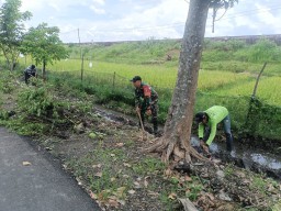 Babinsa Koramil 02/Bagor Gotong Royong Bersama Warga Bersihkan Selokan