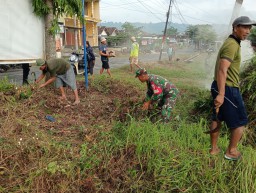 Babinsa Koramil 0810/20 Ngluyu Ajak Warga Gelar Kegiatan “Jumat Bersih”