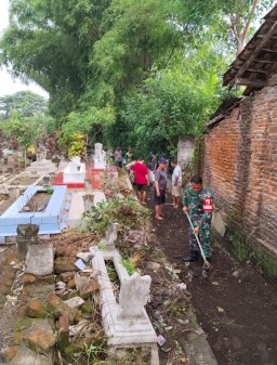 Babinsa Kertosono dan Warga Desa Kepuh Gelar Kerja Bakti Bersihkan Parit