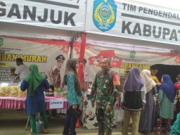 Babinsa Sertu Rusmali Dampingi Gerakan Pangan Murah di Desa Klodan