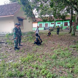 Babinsa Desa Wengkal Dampingi Perangkat Desa dalam Pengukuran Tanah untuk Pembangunan Koperasi Desa Kelurahan Merah Putih (KDKMP)