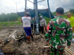 Babinsa Girirejo Dampingi Operasi Pemeliharaan Lahan (OPLAH) Pengeboran Sumur Sibel di Kelompok Tani Margo Rejo