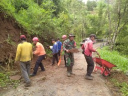 Babinsa Koramil 0810/18 Ngetos Bersama BPBD dan Warga Bersihkan Material Longsor di Desa Klodan