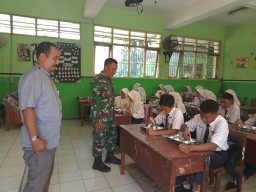 Babinsa Koramil 0810/06 Kertosono Kawal Ketat Program Makan Bergizi Gratis di SMPN 2 Kertosono