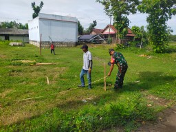Babinsa Pulowetan Dampingi Pemasangan boplang Lahan Koperasi Merah Putih