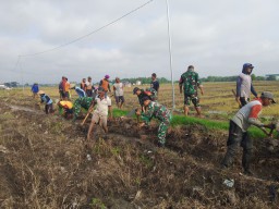 Anggota Koramil 0810/15 Rejoso Melaksanakan Gerakan Pembersihan Saluran Irigasi Tersier bersama Kelompok Tani Rukun Martani Desa Talang