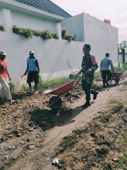 Untuk menunjang Aktifitas Masyarakat Babinsa Desa Mlorah Kerja Bakti Pengurukan Jalan untuk Pemasangan Paving