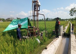Babinsa Balongrejo Dampingi Pengemboran Sumur untuk Tingkatkan Ketersediaan Air Pertanian