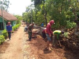 Babinsa Koramil 0810-05 Sawahan dan Warga Gelar Kerja Bakti Tingkatkan Kebersihan Lingkungan