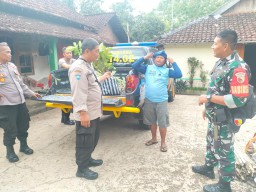 Babinsa koramil 0810/18 Ngetos' Berkunjung ke tomas bersama Polsek, bahas kondusifitas dan antisipasi cuaca.