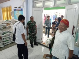 Babinsa Desa Mojoduwur Melaksanakan Pendampingan Pembagian Bantuan Beras Dari Pemerintah