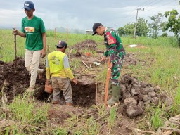 Babinsa Oro-Oro Ombo Dampingi Pembangunan Gerai dan Gudang KDKMP
