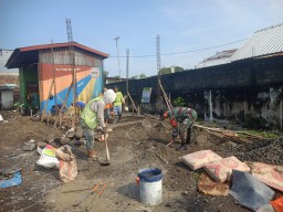 Babinsa Ikut Membantu Pembangunan Bak Sampah di Desa