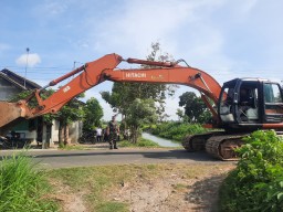 Anggota Koramil Dampingi Kegiatan Normalisasi Sungai Saluran Pembuang C3