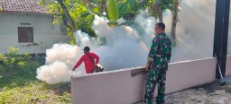 Babinsa Dampingi Pelaksanaan Fogging dari Dinas Kesehatan di Wilayah RW 06 Bonggah