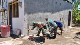 Babinsa Koramil 0810/11 Prambon Gotong Royong Bantu Warga Bangun Rumah