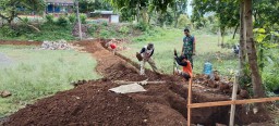 Babinsa Desa Bareng Koramil 0810/05 Sawahan Laksanakan giat pendampingan dan Pengawasan Pembangunan Kopdes Merah Putih.